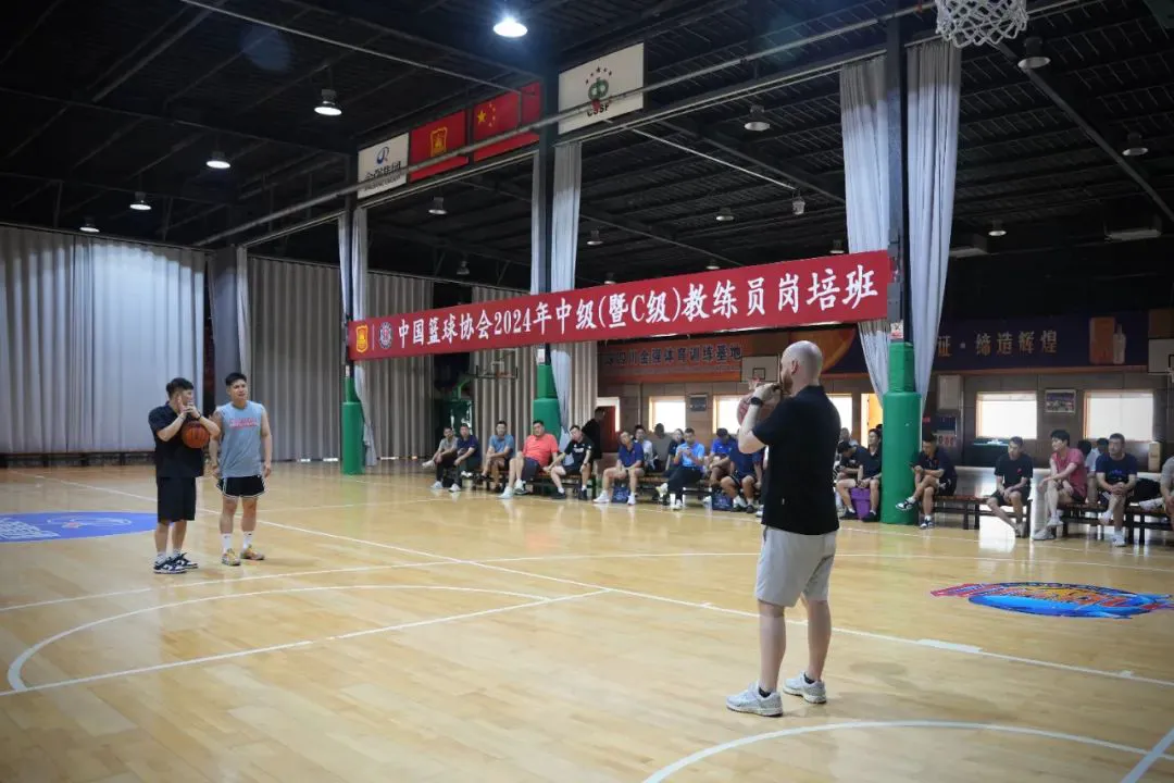 刻苦训练篮球时如何避免受伤的建议_1